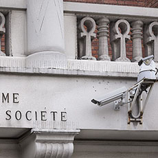 Une caméra de surveillance à côté du slogan: «L’homme dans la société» sur le bâtiment de l’Ordre maçonnique mixte international «le Droit humain».