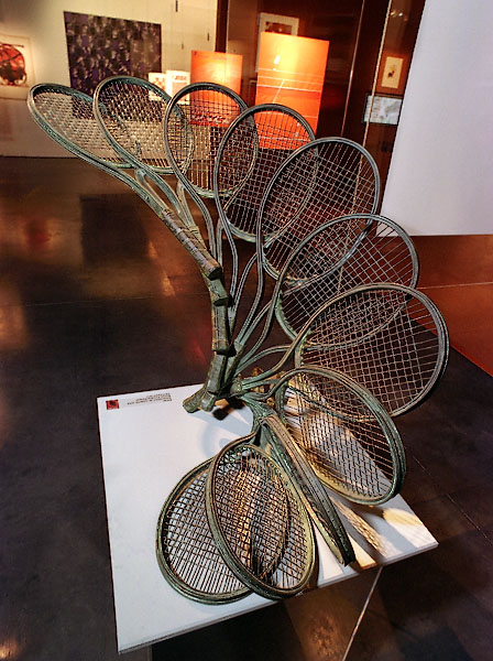 «Annan, Accumulation de raquettes» une sculpture en bronze au Tenniseum.
