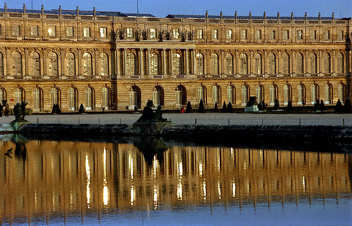 The western façade of château de Versailles at sunset.