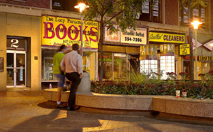 Des façades de boutiques le soir à l’angle de River Street et Massachusetts Avenue à Cambridge en 1998.