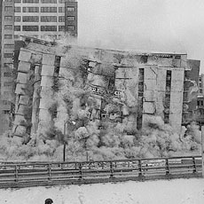 L'implosion du parking de Fort Hill Square à Boston le dimanche 20 janvier 1985.