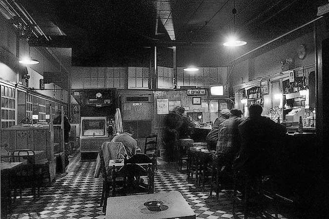La pièce principale du bar J.J. Foley’s au 21 Kingston Street à Boston.
