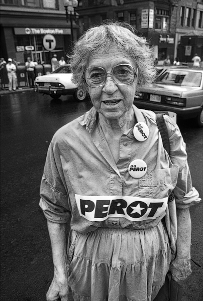 Une militante Ross Perot à un défilé à Boston.