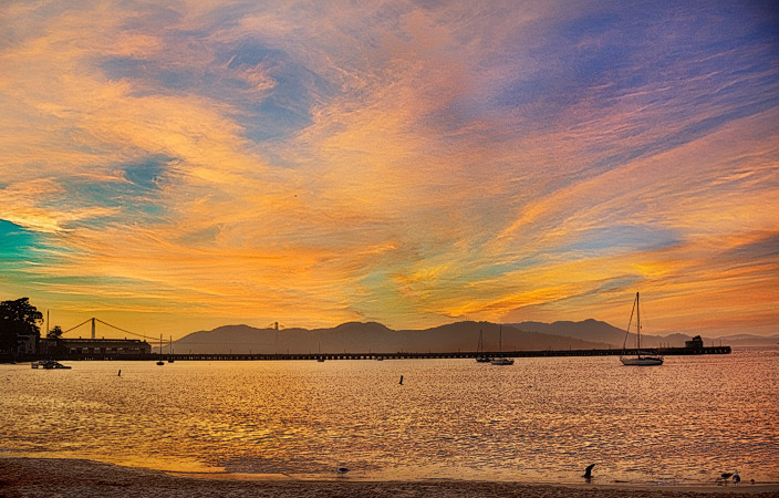 Un coucher de soleil sur la baie de San Francisco et les montagnes Marin.