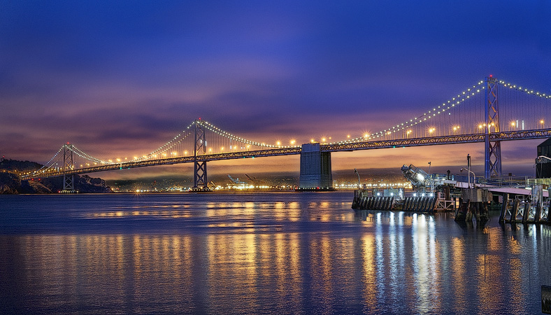 Le Bay Bridge de la baie de San Francisco la nuit.