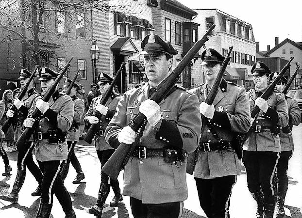 Des State Troopers au défilé de la fête Saint-Patrick à South Boston.