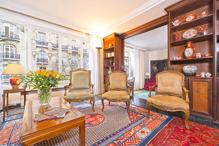 This apartment on the exclusive Avenue Foch is the Parisian pied-à-terre of a retired French diplomat. Decorated with many exquisite pieces from the couple’s Asian and European travels, it exemplifies gracious living.
