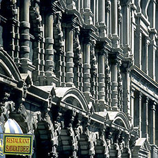 Ornamentere façades i Montral’s Vieux Havneby danne en modsætning til downtown’s soaring linier