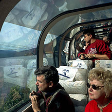 Des passagers découvrent le paysage de l’Alberta depuis un wagon du “Rocky Mountaineer”.