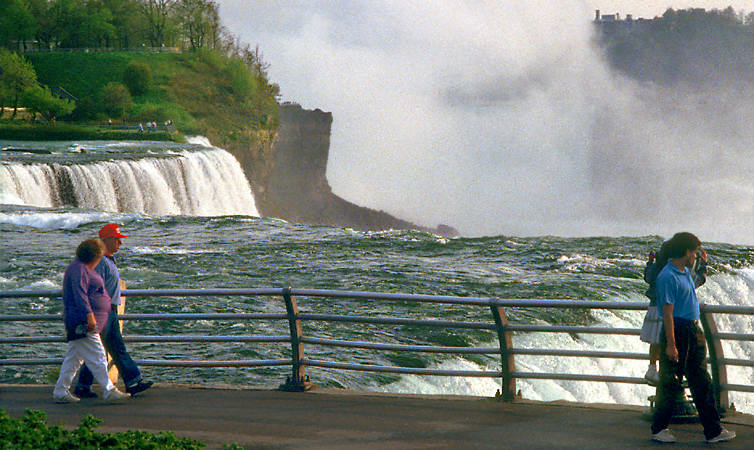 Des visiteurs se promènent le long du côté américain des chutes du Niagara.