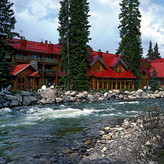 Le Post Hotel dans le village du lac Louise est remarquable pour son excellente table.