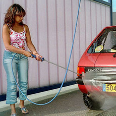 Une femme en train de laver sa voiture à Cabourg.