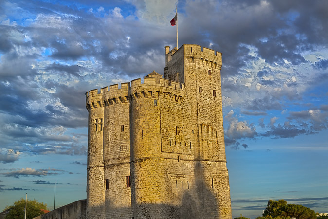 La façade ouest de la Tour Saint-Nicolas, vue de la cour des Dames à La Rochelle.