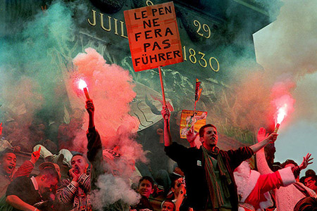 Ungdom protestera emot den Nationell Framsida på hörnet av boulevard Beaumarchais och boulevard Rik Lenoir. The National Front, the far-right political party in France, came in second place in the first round of voting in the presidential elections on April 21, 2002.