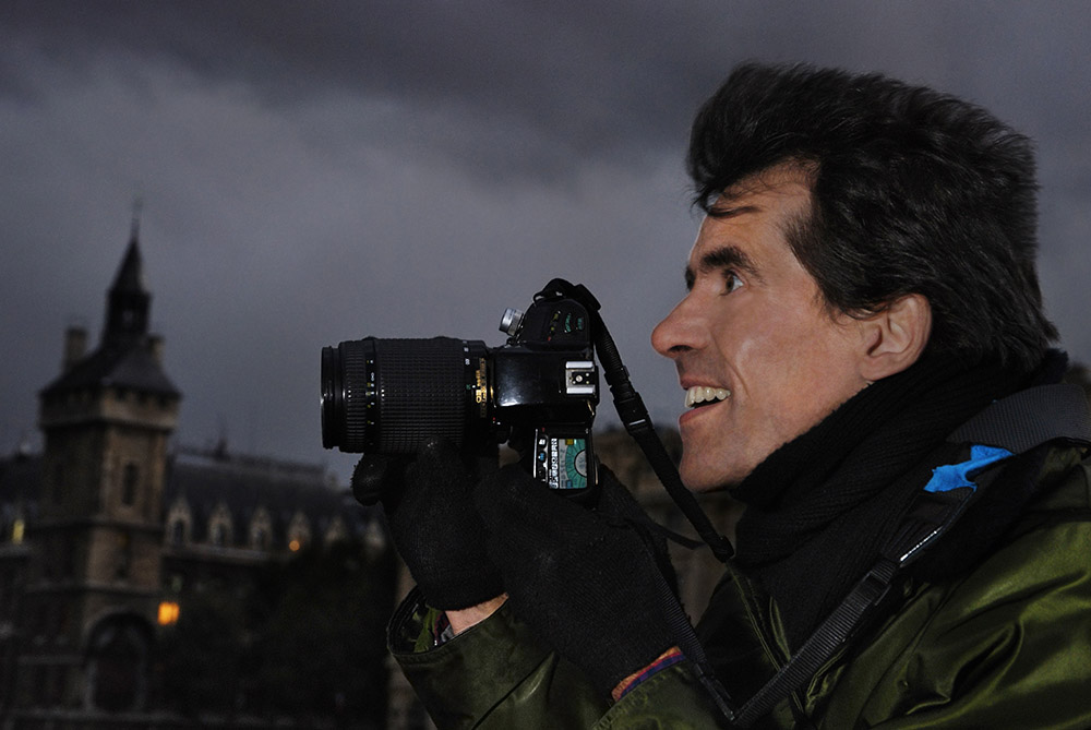 David Henry en train de prendre des photos à Paris.