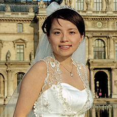 Ling posing in her wedding gown in front of the pavillon de l’Horloge
