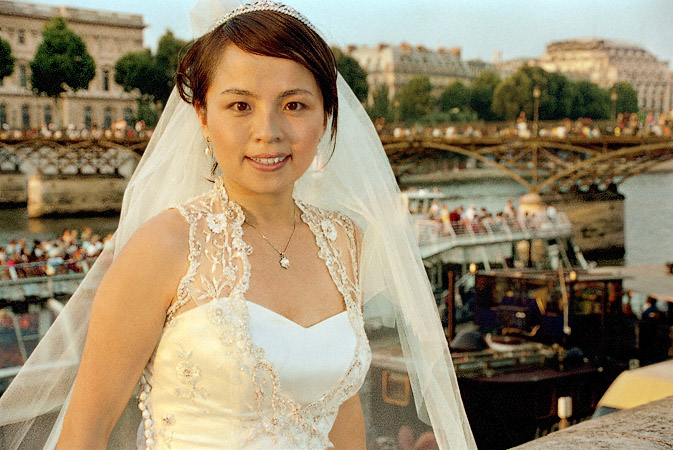 Everyone cheered and applauded as she and her fiancé David walked across pont des Art dressed in their wedding clothes, saying «Vive les jeunes mariés».