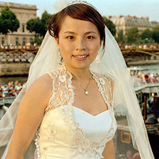 Everyone cheered and applauded as she and her fiancé David walked across pont des Art dressed in their wedding clothes, saying «Vive les jeunes mariés».